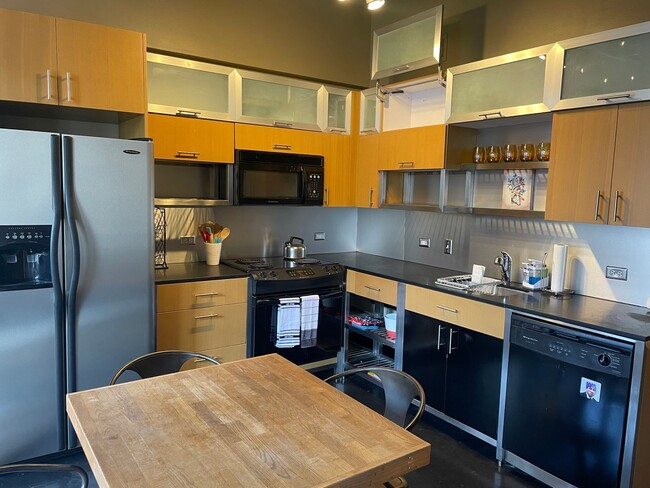 Building Photo - Beautiful Furnished Downtown Loft