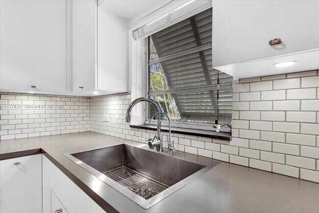 Building Photo - 7911 SW 55th Ave