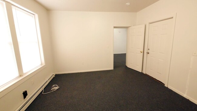 Building Photo - Updated large 2BR 1BA home with driveway p...