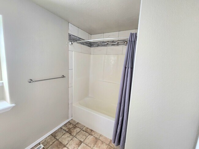 Building Photo - Move In Special- $500.00