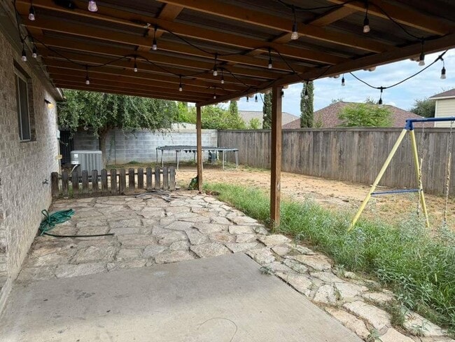 Building Photo - 613 Cuervo Dr