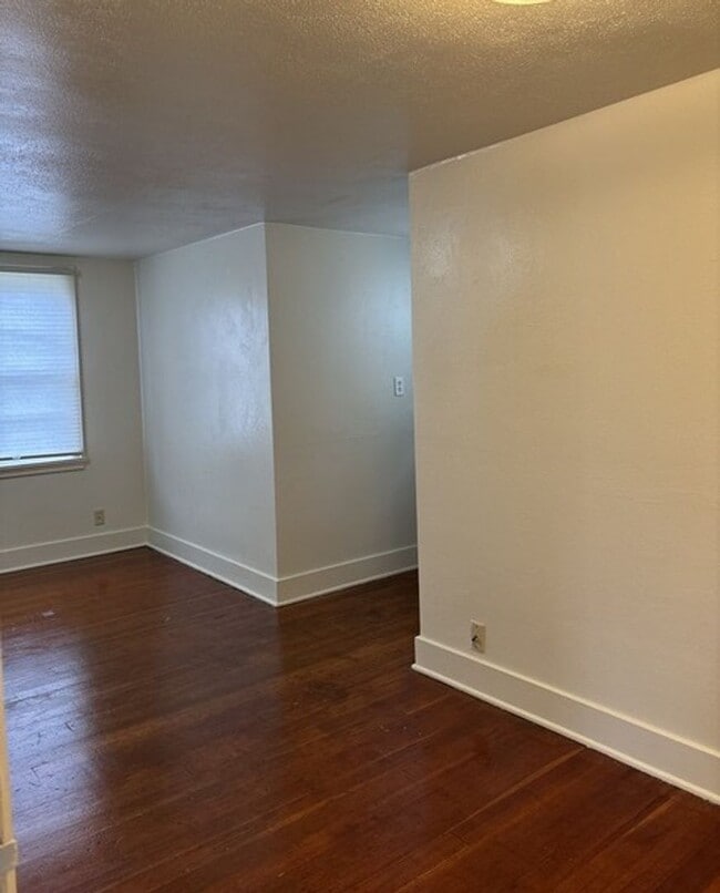 Building Photo - 4Bd/1Ba Two Story House - Available to View!