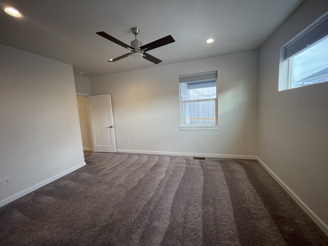 Building Photo - Light and Bright 4 Bedroom in the Lakes at...