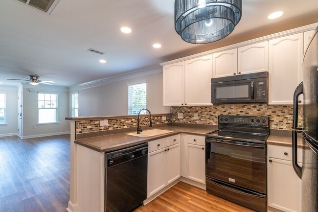 Building Photo - Charming End-Unit Townhome with Prime Loca...