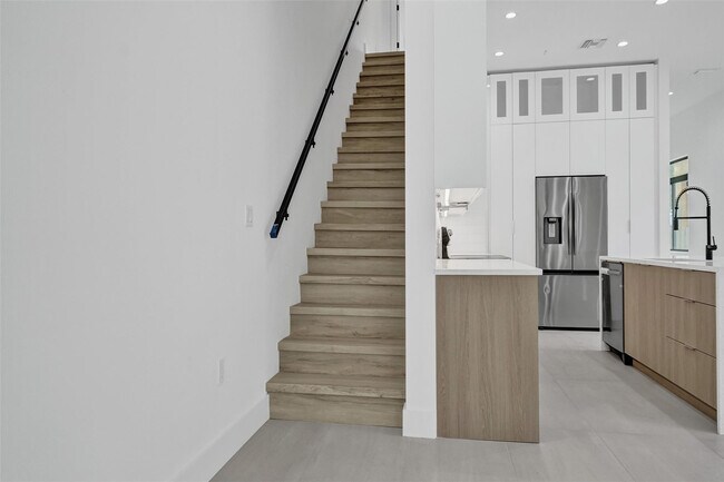 Building Photo - 606 SW 7th Ave