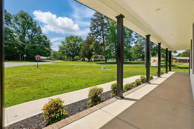 Building Photo - Mount Holly 3 Bedroom Ranch w/ Fenced in Back Yard