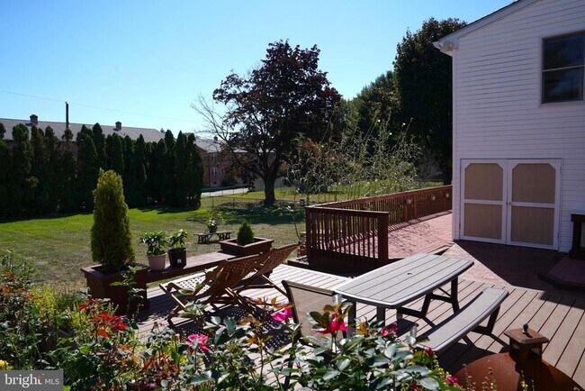 Building Photo - 17 Davis Ave