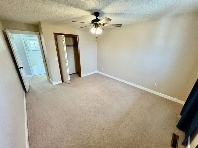 Building Photo - Large 3 bedroom house in the Heights! (Items will be removed)