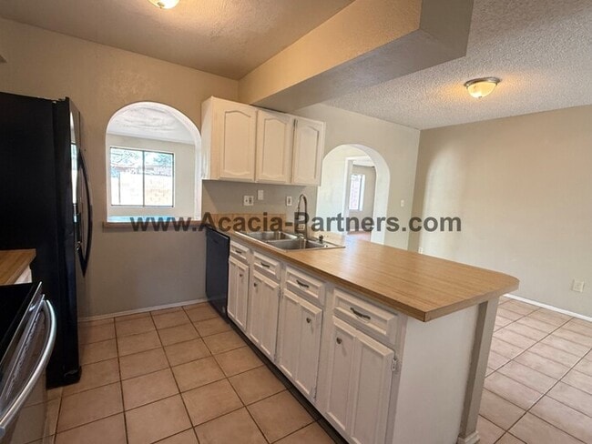 Building Photo - Four Bedroom Home Located in East Tucson Neighborhood