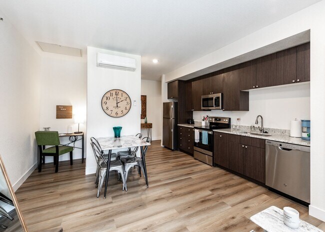 Building Photo - 1 bed, 1 bath Top Floor near Garden of the Gods