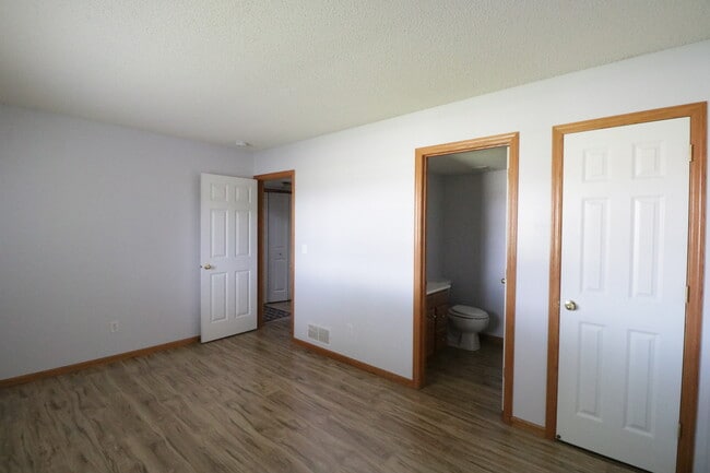 Building Photo - 7860 Old Carriage Ct