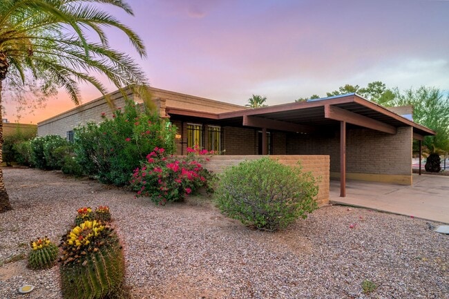 Building Photo - 510 W Cll Lago
