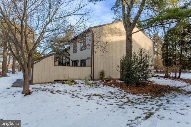 Building Photo - 17 Eden Roc