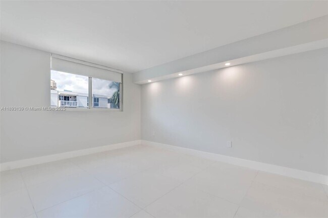 Building Photo - 1665 Bay Rd