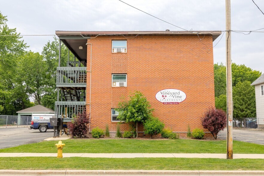 Building Photo - 836 Vine Ave