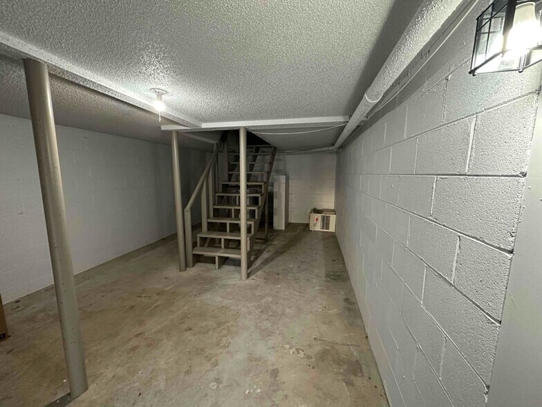 Building Photo - 688 Frankfort Dr