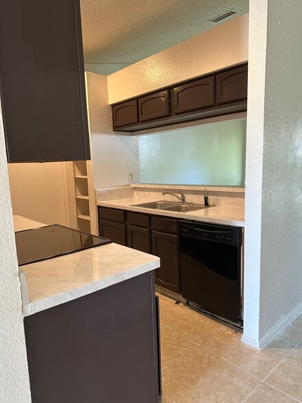 Building Photo - 1513 Lavendale Ln