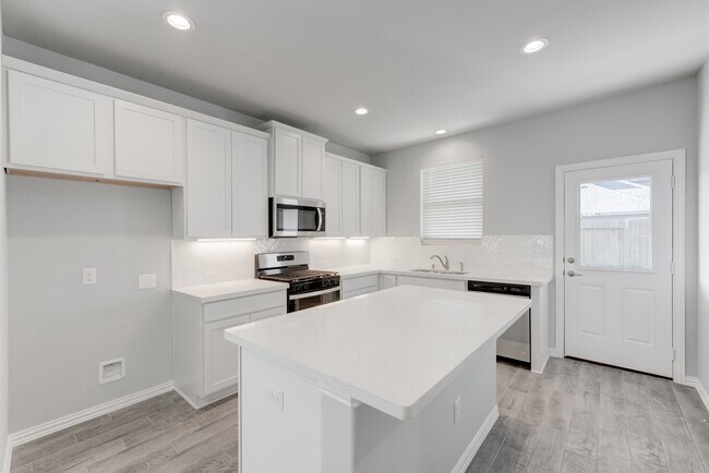 Building Photo - 1225 Red Hills Dr