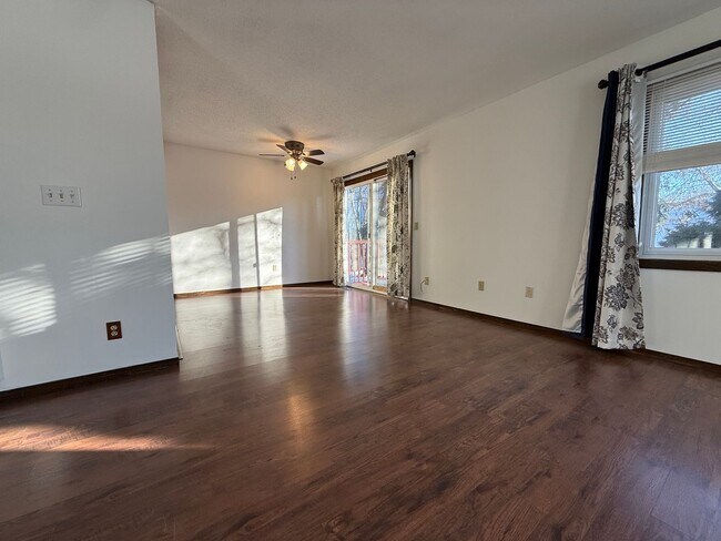 Building Photo - Spacious 3 bedroom home with a large Yard. Come see for yourself!