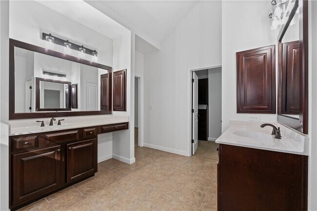 Building Photo - 6440 Century Park Pl SE