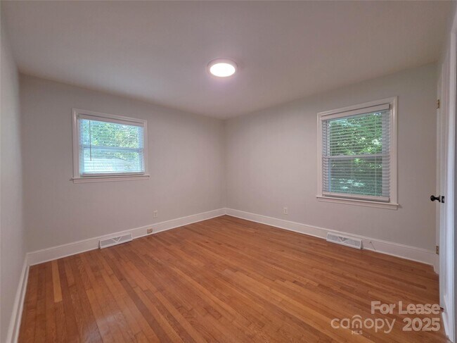 Building Photo - 4426 Holbrook Dr