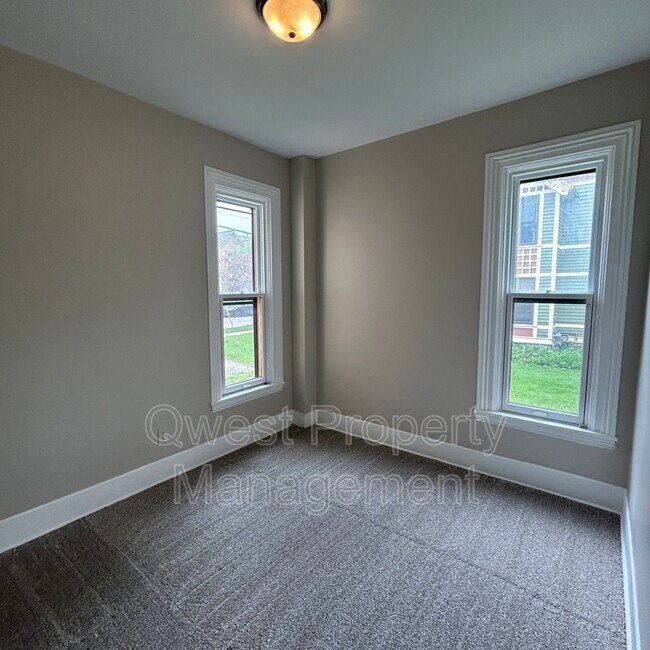 Building Photo - 221 Hollister Ave SE