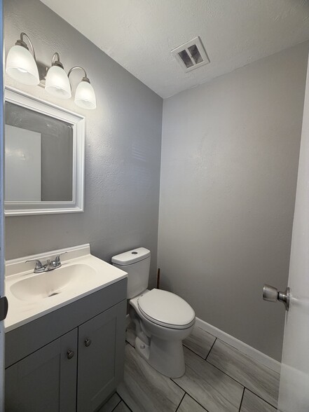 Building Photo - 519 Wren Ave