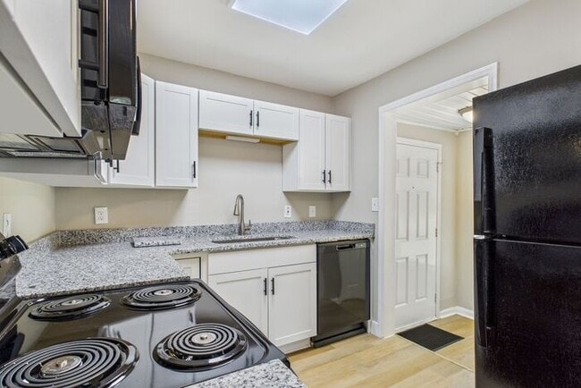 Building Photo - Updated home with New Kitchen, Hardwood Fl...