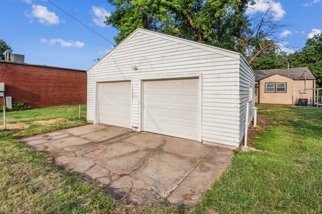 Building Photo - Spacious 4 bedroom home with 2 car garage