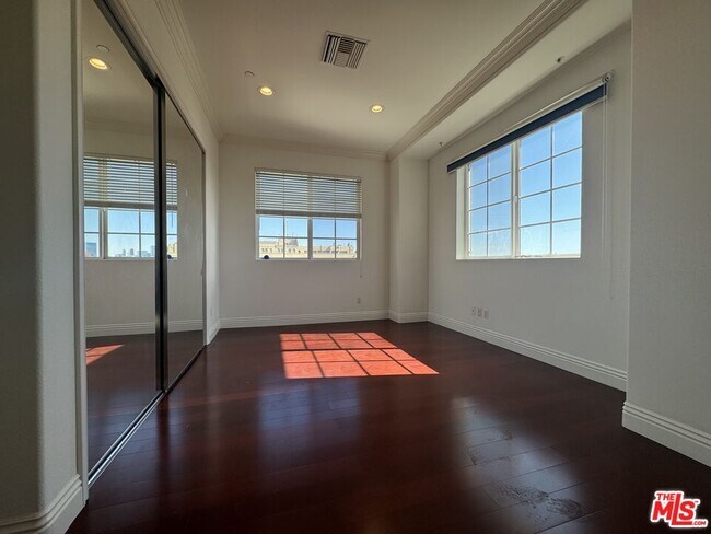 Building Photo - 700 S Ardmore Ave