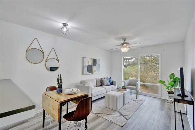Building Photo - 5320 Balcones Dr