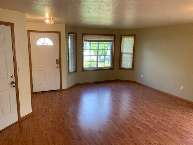 Building Photo - 3 Bedroom, 2 Bathroom House in Springfield