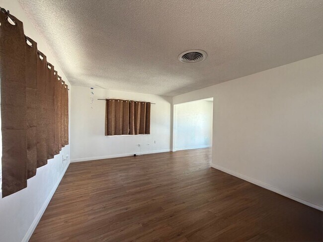 Building Photo - 3 Bedroom 1 Bathroom House with Spacious Bedrooms and Fenced Backyard