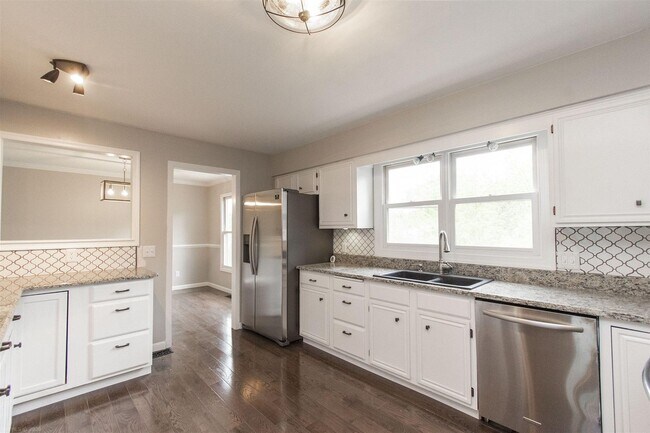 Building Photo - 6 bed/3 1/2 bath.  Pet Friendly