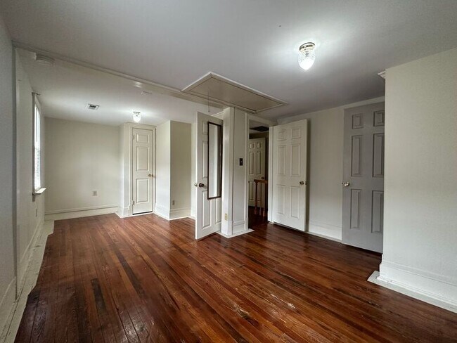 Building Photo - 1409 Charles St