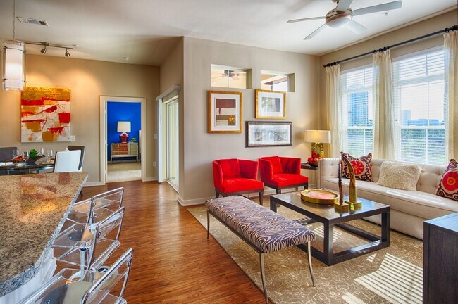 Building Photo - 807 S Post Oak Ln