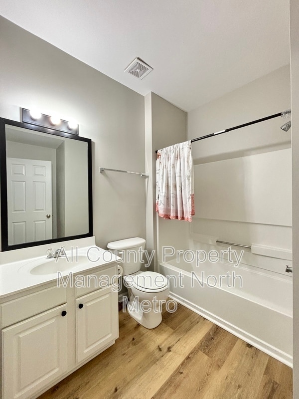 Building Photo - 1033 Thornborough Dr