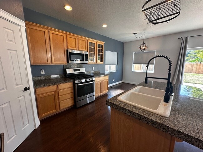 Building Photo - Beautiful 4 Bedroom 2.5 Bath Single Family...