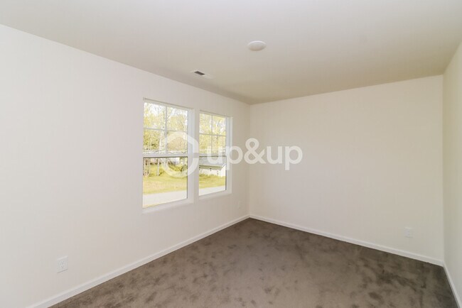 Building Photo - Fantastic 3bd/3ba home! Coming soon!