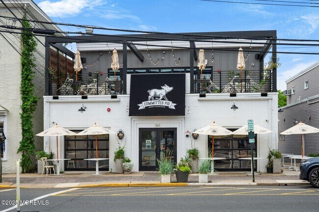 Building Photo - J162 Main St