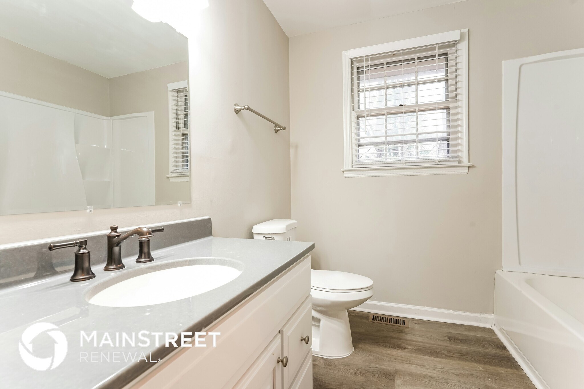 Building Photo - 242 Iris Dr