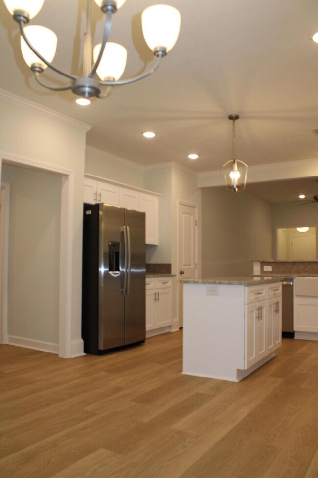 Building Photo - 921 Holbrook Dr