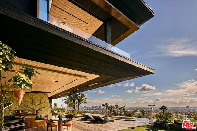 Building Photo - 1851 N Stanley Ave