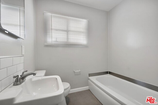 Building Photo - 4121 Santo Tomas Dr