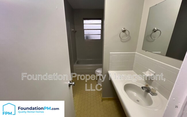 Building Photo - 1129 Catalina Rd