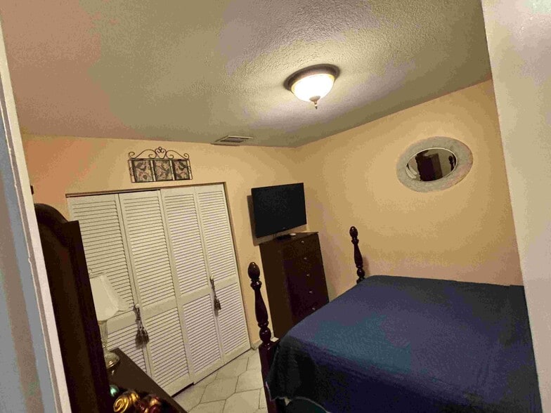 Building Photo - 2761 SW 24th St