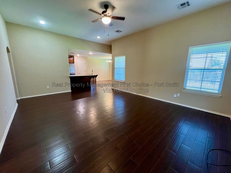 Building Photo - 507 Ridge Point Dr
