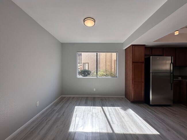 Building Photo - Updated 2 bed 2 bath Condo