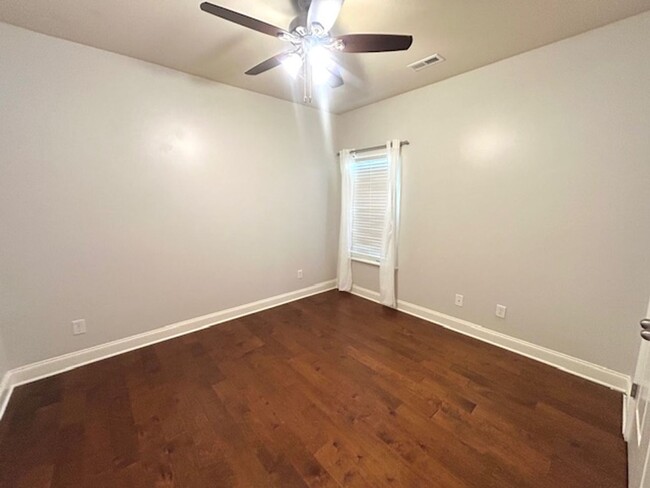 Building Photo - Spacious 4 bedroom, 3 bathroom single fami...