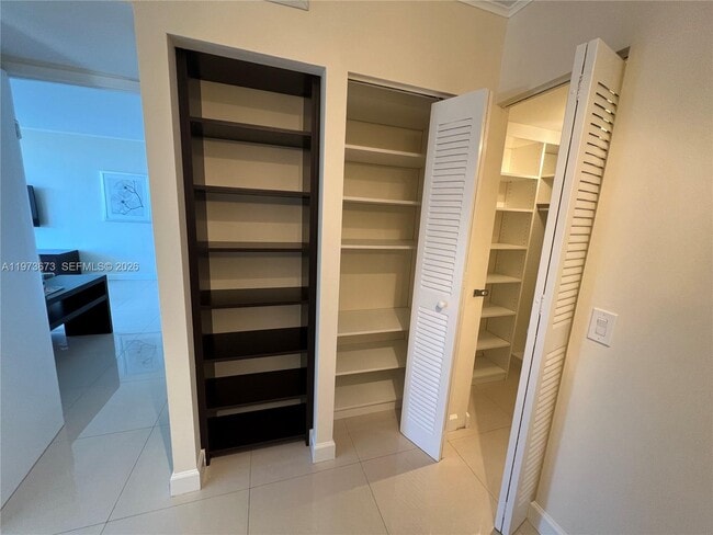 Building Photo - 3731 N Country Club Dr